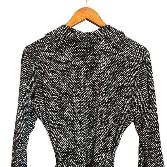 NWT! Ann taylor patterned faux wrap dress. Size 10 petite - Picture 10 of 11